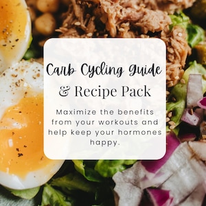 Könnte beinhalten: Nahaufnahme eines gesunden Essens mit Eiern, Thunfisch, Kichererbsen und Grünzeug. Ein weißes Quadrat mit dem Text "Carb Cycling Guide & Recipe Pack" befindet sich in der Mitte. Der Text darunter lautet: "Maximieren Sie die Vorteile Ihres Trainings und halten Sie Ihre Hormone glücklich."