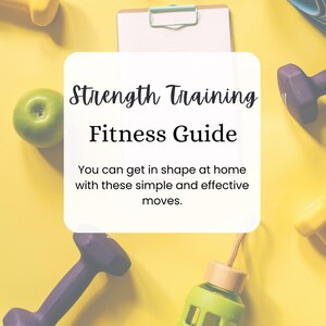 Può includere: Uno sfondo giallo con un rettangolo bianco che dice "Strength Training Fitness Guide" e "You can get in shape at home with these simple and effective moves." Ci sono manubri, una bottiglia d'acqua, una mela e una clipboard sullo sfondo.