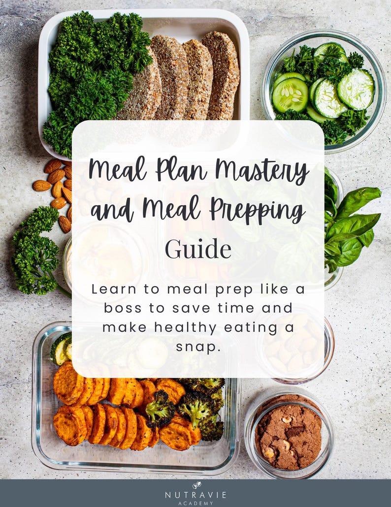 Może przedstawiać: Przewodnik po przygotowywaniu posiłk&oacute;w z tekstem "Meal Plan Mastery and Meal Prepping Guide" oraz "Learn to meal prep like a boss to save time and make healthy eating a snap." Obraz przedstawia r&oacute;żne pojemniki z przygotowanymi posiłkami, w tym plastry batat&oacute;w, r&oacute;życzki brokuł&oacute;w, piersi z kurczaka, og&oacute;rki i ciasteczko.