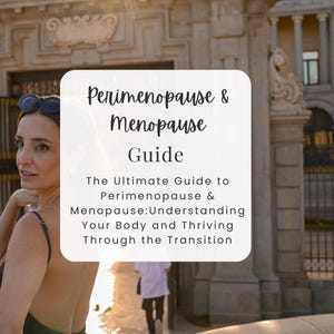 Op de afbeelding: Een vrouw in een zwarte jurk staat voor een wit bord met de tekst "Perimenopause & Menopause Guide The Ultimate Guide to Perimenopause & Menopause: Understanding Your Body and Thriving Through the Transition" en de tekst "NUTRAVIE ACADEMY" onderaan. Het bord staat voor een gebouw met een grote boog.