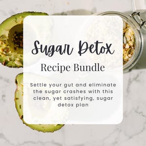 K&ouml;nnte beinhalten: Eine wei&szlig;e Karte mit dem Text "Sugar Detox Recipe Bundle" auf einem Marmorhintergrund mit Avocadoh&auml;lften und einem Glas Granola. Der Text unter dem Titel lautet: "Settle your gut and eliminate the sugar crashes with this clean, yet satisfying, sugar detox plan." Am unteren Rand der Karte steht der Text "NUTRAVIE ACADEMY".