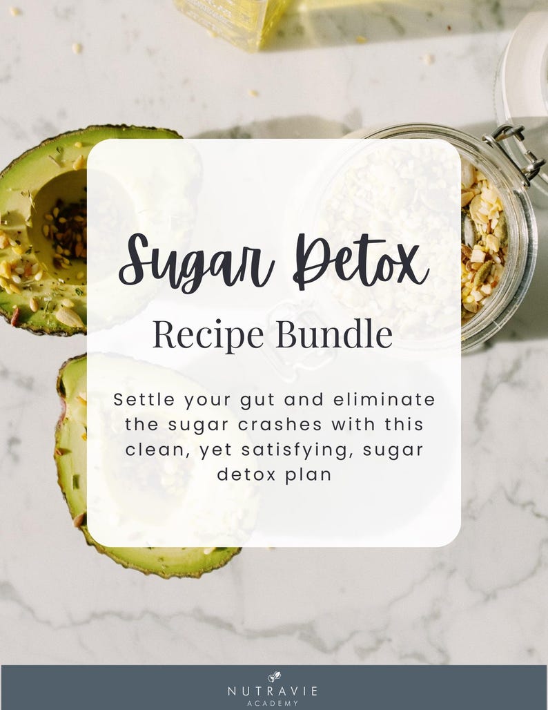 K&ouml;nnte beinhalten: Eine wei&szlig;e Karte mit dem Text "Sugar Detox Recipe Bundle" auf einem Marmorhintergrund mit Avocadoh&auml;lften und einem Glas Granola. Der Text unter dem Titel lautet: "Settle your gut and eliminate the sugar crashes with this clean, yet satisfying, sugar detox plan." Am unteren Rand der Karte steht der Text "NUTRAVIE ACADEMY".