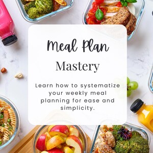 Może przedstawiać: Grafika dotycząca opanowania planowania posiłk&oacute;w z tekstem "Meal Plan Mastery" i "Naucz się systematyzować swoje cotygodniowe planowanie posiłk&oacute;w, aby było łatwiejsze i prostsze." Grafika przedstawia r&oacute;żne zdrowe pojemniki do przygotowywania posiłk&oacute;w z jedzeniem, takim jak kurczak, brokuły, słodkie ziemniaki, jabłka, makaron i ryż. Grafika zawiera r&oacute;wnież r&oacute;żowy smoothie i sok pomarańczowy.