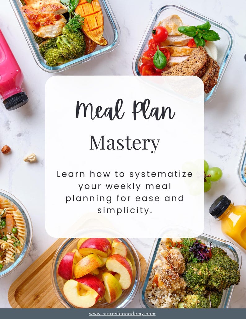 Może przedstawiać: Grafika dotycząca opanowania planowania posiłk&oacute;w z tekstem "Meal Plan Mastery" i "Naucz się systematyzować swoje cotygodniowe planowanie posiłk&oacute;w, aby było łatwiejsze i prostsze." Grafika przedstawia r&oacute;żne zdrowe pojemniki do przygotowywania posiłk&oacute;w z jedzeniem, takim jak kurczak, brokuły, słodkie ziemniaki, jabłka, makaron i ryż. Grafika zawiera r&oacute;wnież r&oacute;żowy smoothie i sok pomarańczowy.
