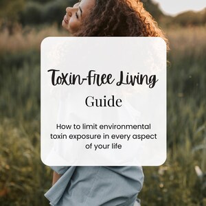 K&ouml;nnte beinhalten: Eine Frau mit lockigem braunen Haar steht auf einem Feld mit hohem Gras. Sie blickt mit einem L&auml;cheln im Gesicht zum Himmel. Vor ihr befindet sich eine wei&szlig;e Karte mit dem Text "Toxin-Free Living Guide" und dem Text "How to limit environmental toxin exposure in every aspect of your life". Die Karte tr&auml;gt unten das Logo von "Nutravie Academy".