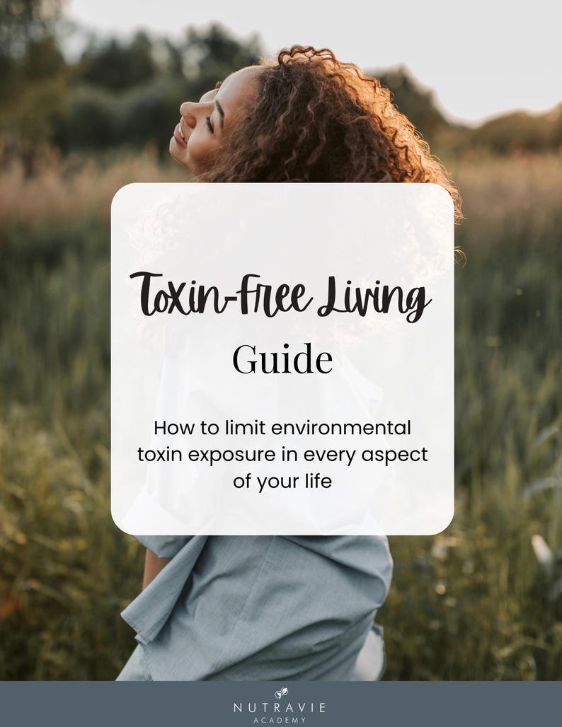 K&ouml;nnte beinhalten: Eine Frau mit lockigem braunen Haar steht auf einem Feld mit hohem Gras. Sie blickt mit einem L&auml;cheln im Gesicht zum Himmel. Vor ihr befindet sich eine wei&szlig;e Karte mit dem Text "Toxin-Free Living Guide" und dem Text "How to limit environmental toxin exposure in every aspect of your life". Die Karte tr&auml;gt unten das Logo von "Nutravie Academy".