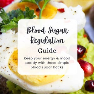 Può includere: Un'immagine ravvicinata di un piatto di cibo con avocado, uova e semi di melograno. Il testo sull'immagine dice "Blood Sugar Regulation Guide Keep your energy & mood steady with these simple blood sugar hacks NUTRAVIE ACADEMY".