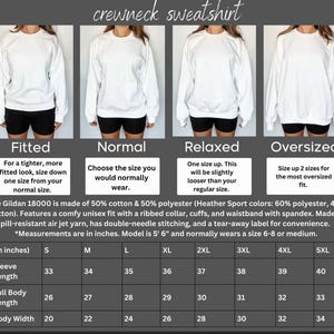Puede incluir: Sudadera blanca de cuello redondo con gu&iacute;a de tallas. La imagen muestra cuatro modelos que usan la sudadera en diferentes estilos: ajustada, normal, relajada y extragrande. La tabla de tallas proporciona medidas en pulgadas.