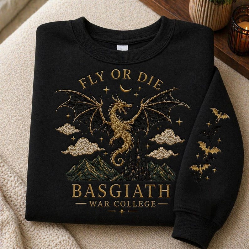 Puede incluir: Sudadera negra con un dise&ntilde;o de drag&oacute;n dorado, las palabras "FLY OR DIE" y "BASGIATH - WAR COLLEGE" est&aacute;n impresas en la parte delantera. La manga tiene un dise&ntilde;o de dragones dorados. El dise&ntilde;o incluye nubes, estrellas y una luna creciente.