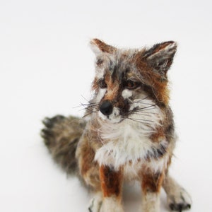 Animaux feutrés à l&#39;aiguille. Renard gris assis. Renard feutré. Renard feutré à l&#39;aiguille. Sur commande