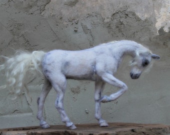 Nadelgefilztes Pferd, Wollpferd Skulptur, Weißes Pferd, Gefilztes Pferd Skulptur, Weiche Skulptur. Geschenk für sie. Auf Wunsch gefertigt