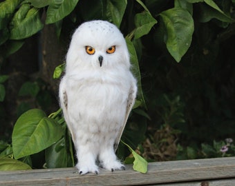 Nadelgefilzter Vogel.  Weiße Filz Eule. Nadelgefilzte Eule.