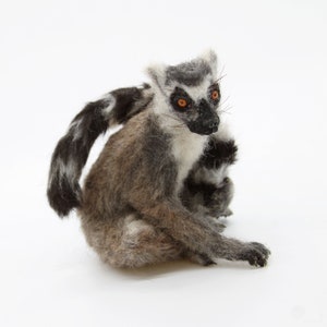 Nadel gefilzter Lemur. Nadelgefilztes Tier. Tierkunst-Skulptur
