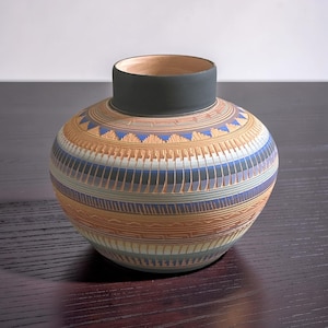 Op de afbeelding: Een set van drie keramische mokken met een gespikkelde, matte afwerking. De mokken zijn in de kleuren crème, lichtgrijs en donkergrijs. Elke mok heeft een eenvoudig, minimalistisch ontwerp en een afgeronde handgreep.