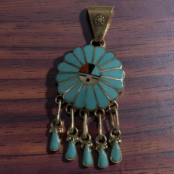 Native American Zuni handgemaakte inlay turquoise sunface-hanger van Burdian Soseeah