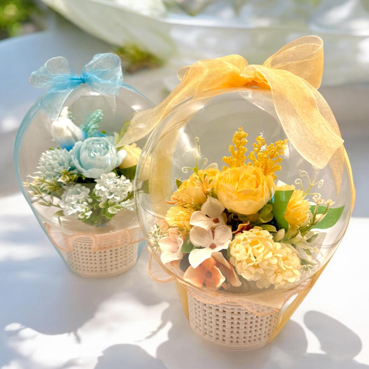 Ballon fleuri de remise des diplômes avec fleurs en soie - Composition de ballons fleuris sur mesure pour un anniversaire, un mariage et des événements