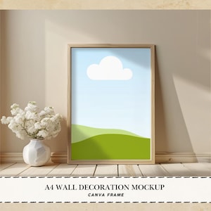 Peut inclure: Maquette de décoration murale A4 encadrée, présentant un paysage minimaliste avec un ciel bleu, un nuage blanc et des collines vertes. Un vase blanc avec des fleurs blanches est à gauche. Le cadre est en bois clair.