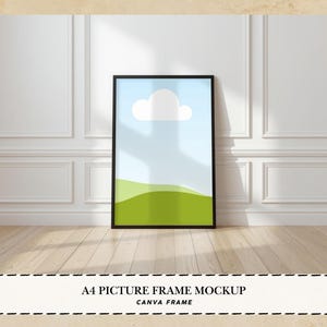 Könnte beinhalten: Ein schwarzer A4-Bilderrahmen-Mockup mit einem minimalistischen Landschaftsdesign. Das Kunstwerk zeigt einen blauen Himmel, eine weiße Wolke und grüne Hügel. Der Rahmen wird auf einem Holzboden vor einer weißen Wand ausgestellt.