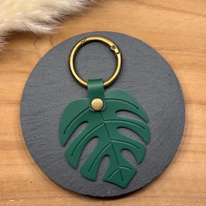 Monstera blad groene sleutelhanger – elegante sleutelhanger in leerlook met gouden oogje – tropisch cadeau voor plantenliefhebbers