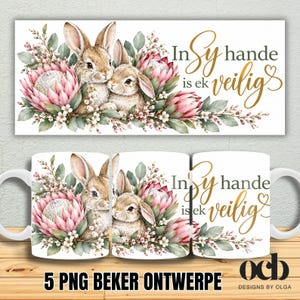 Può includere: Una tazza in ceramica bianca con un disegno stampato di due conigli marroni tra fiori di protea rosa e fogliame verde. Il testo "In Sy hande is ek veilig" è scritto in un mix di caratteri corsivi grigio scuro e color oro sul lato.
