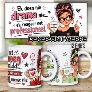Puede incluir: Dos tazas de cerámica blanca con ilustraciones de dibujos animados de una persona con gafas y diadema sosteniendo una taza. Los diseños incluyen texto en afrikáans, motivos de corazones rojos y verdes, estrellas y espirales decorativas.