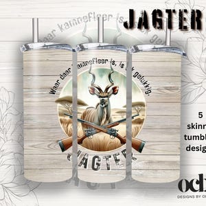 Puede incluir: Tres vasos delgados con diseño de vetas de madera. Cada vaso presenta un gráfico circular con un kudu, rifles cruzados y la palabra "JAGTER". También se ve el texto "5 diseños de vasos delgados".