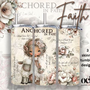 Puede incluir: Tres diseños de vasos delgados con temas florales e inspiradores. Uno presenta a una niña con un cordero, otro tiene flores y el tercero una llave. Los vasos tienen las palabras "Anclado en la fe" y versículos bíblicos.