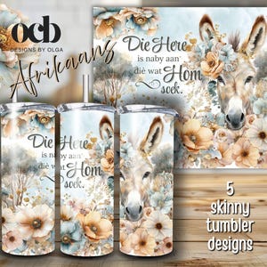 Könnte beinhalten: Drei schlanke Becher-Designs mit einem Aquarell-Esel und Blumen in Creme-, Blau- und Pfirsichtönen. Der Text "Die Here is naby aan die wat Hom soek" ist auf den Bechern zu sehen. Ein passendes Design befindet sich auf einem Druck.