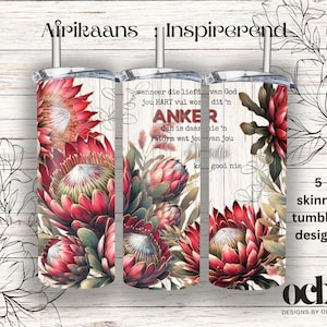 Könnte beinhalten: Drei schlanke Becher-Designs mit einem floralen Muster aus roten und grünen Protea-Blumen. Die Becher haben einen weißen Holzmaserungshintergrund mit Text in Afrikaans. Der Text enthält das Wort "ANKER".
