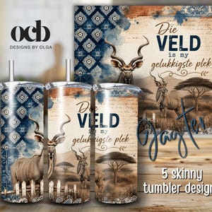 Könnte beinhalten: Drei zylindrische, schlanke Trinkbecher mit Strohhalmen, die eine Grafik eines Kudus in einer Savannenlandschaft, einen weißen Zaun und einen blau gemusterten Hintergrund zeigen. Der Text lautet Die VELD is my gelukkigste plek.