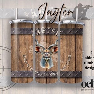Op de afbeelding: Een slank bekerontwerp met een achtergrond van houten planken en metalen tranenplaat-accenten. Het midden toont een koedoe-antilopekop. De tekst bevat Jagter en de zin Stilte is lekker... tot die geweer praat!