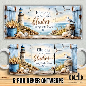 Pode incluir: Uma caneca de cerâmica com uma cena costeira apresentando um farol, um balde azul com trigo, conchas e gaivotas. O texto diz: Elke dag - is 'n nuwe bladsy skryf iets mooi. O design inclui persianas de madeira azul desgastada nas laterais.