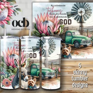 Puede incluir: Un conjunto de cinco diseños de vasos delgados. Cada vaso presenta un diseño de acuarela con una flor de protea rosa, un burro, un perro pequeño, un camión verde y un molino de viento. También se incluye el texto "My onbekende Toekoms is in die hande van 'n alwetende GOD".