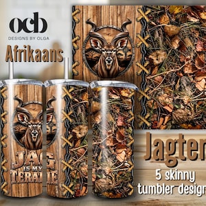 Könnte beinhalten: Drei zylindrische Metallbecher mit Deckeln und Strohhalmen, die ein umlaufendes Design eines Kudu-Antilopenkopfes in einem kreisförmigen Rahmen, Holzmaserung, seilartige Schnürung und einen Waldboden mit Herbstlaub sowie den Text JAG IS MY TERAPIE zeigen.