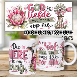 Peut inclure: Deux tasses en céramique blanche ornées de motifs floraux roses et verts, d'un moulin à vent et d'une vache. Le texte inclut des phrases comme GOD se liefde hou nooit op nie, Die HERE is my krag et Geloof maak die onmoontlike moontlike en rose et noir.
