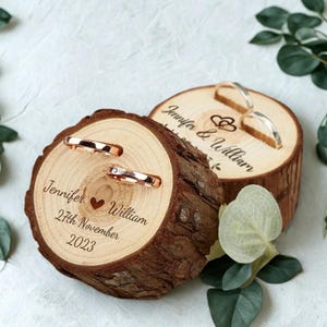 Gepersonaliseerde houten ringhouder – gegraveerd rustiek houten blok met dubbele ringsleuven voor bruiloft of verloving