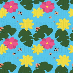 Può includere: Motivo ripetuto su sfondo azzurro con fiori rosa e gialli, foglie di ninfea verdi, piccole rane arancioni e insetti neri simili a farfalle. Il design è stravagante e colorato.
