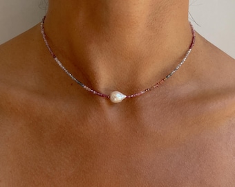 Fijne chokerketting met edelsteen en barokke zoetwaterparel