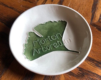 Piatto ad anello! Morton Arboretum Ginkgo Leaf, fatto a mano, leggero, in ceramica. Perfetto per anelli, dolcetti, sapone e altro. Arriva ben confezionato come regalo!