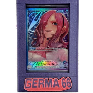 OPTCG Deckbox Vinsmoke Reiju Poison Pink Germa 66 Princess Raid-pak | Geschikt voor kaarten met driedubbele mouwen en dobbelsteentjesbodem | Inclusief mini-klikhouder