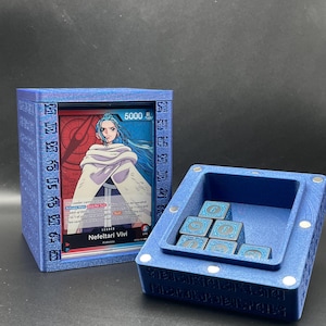OPTCG Deckbox Blue Poneglyphe Porte-leader et compartiment pour les dés | Imprimé en 3D, support magnétique | s'adapte aux cartes avec pochette | avec mini-mousqueton