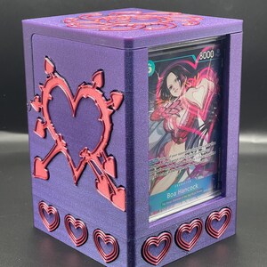 OPTCG Deck Box Boa Hancock Snake Princess Manga a tema / Adatto a carte da gioco con tripla custodia / Include mini scomparto Snap & Dice / Realizzato a ventaglio