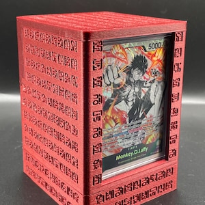 OPTCG Deckbox Road Ponéglyphe | Imprimé en 3D | Convient aux cartes à triple pochettes | Mini support à pression pour carte leader | Compartiment à dés et plus