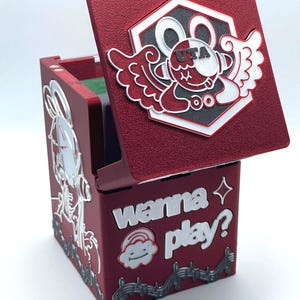 OPTCG Deck Box Uta Red Hair Leader | Nieuwe Genesis via NFC-tag | Geschikt voor kaarten en dobbelstenen met drie mouwen | 3D-geprint | met miniklik | Filmrood