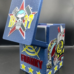 OPTCG Deckbox Franky Straw Hat Iron Man Cyborg temático | Serve para baralho de manga tripla | Inclui mini encaixe para carta de líder e compartimento de dados