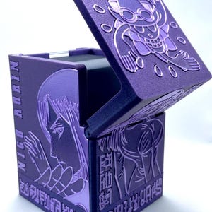 OPTCG Deck Box Rico Robin Teufelskind Poneglyph Fräulein Sonntag Enies Foyer | Passend für Oversleeve-Karten | Inklusive Mini Snap & Würfel Fach