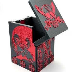 Caixa de baralho OPTCG Shanks Red Hair Pirates Four Emperors Yonko temático | Serve para baralho de manga tripla | Impresso em 3D com compartimento para mini encaixe e dados