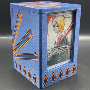 OPTCG Deck Box Nami Egghead Cat Burglar Leader / Se adapta a las fundas exteriores / Compartimento para dados debajo / Mini broche incluido / Impreso en 3D / Sombreros de paja
