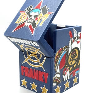 Caja de mazos OPTCG con temática de Franky Straw Hat Iron Man Cyborg / Compatible con mazos de triple funda / Incluye mini broche para carta de líder y compartimento para dados