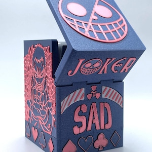 OPTCG Deckbox Donquixote Doflamingo temático | Serve para deck de manga tripla | Mini compartimento de encaixe e dados | Impressão 3D | Dressrosa Fan